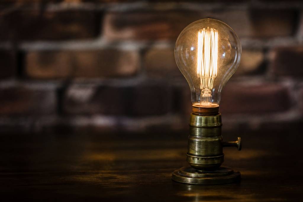 Ampoule électrique inventeur : qui a vraiment créé la première ampoule ?