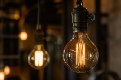 Ampoule inventeur : l’histoire d’une innovation qui a changé notre quotidien