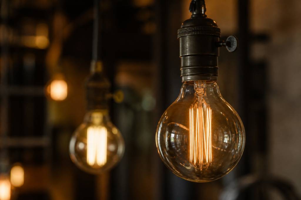 Ampoule inventeur : l’histoire d’une innovation qui a changé notre quotidien