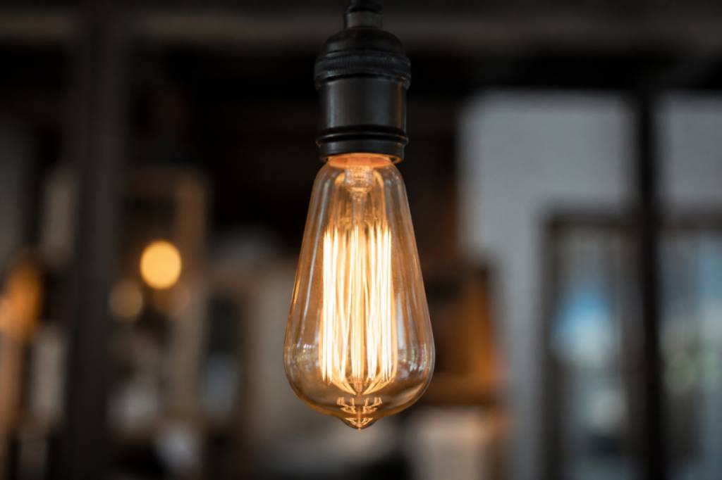 Ampoule électrique invention : l’histoire d’une révolution qui a changé notre quotidien