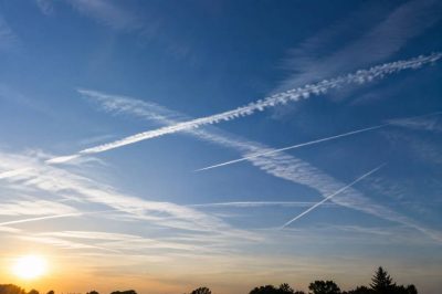 Chemtrails : ce que disent les preuves scientifiques sur les traînées dans le ciel