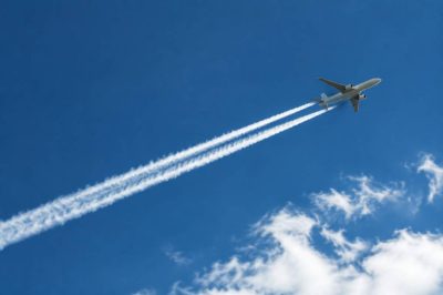 Chemtrails : définition et explications sur les traînées d’avion