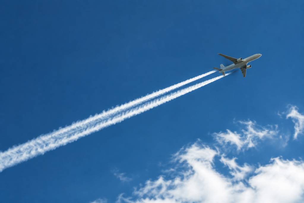 Chemtrails : définition et explications sur les traînées d’avion